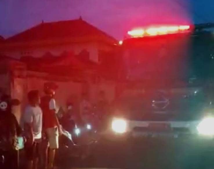Rumah Eks Bupati Lampung Tengah, Mustafa berada di Jalan Danau Ranau, Surabaya, Kedaton, Kota Bandar Lampung terbakar. (IDN Times/Istimewa)