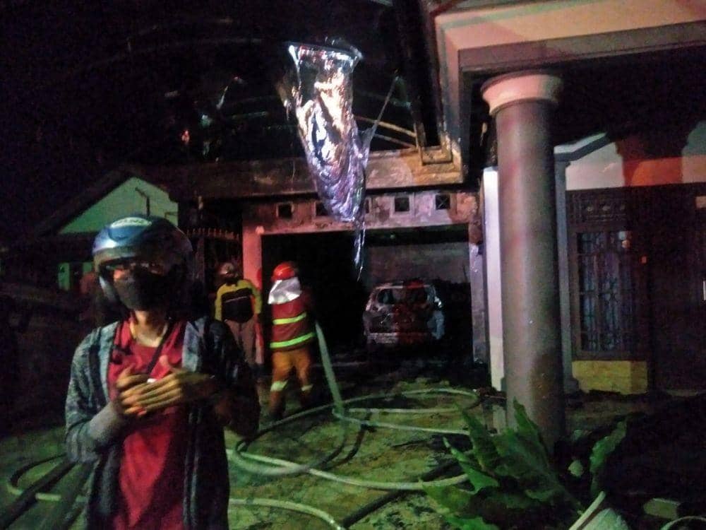 Rumah Eks Bupati Lampung Tengah, Mustafa berada di Jalan Danau Ranau, Surabaya, Kedaton, Kota Bandar Lampung terbakar. (IDN Times/Istimewa)