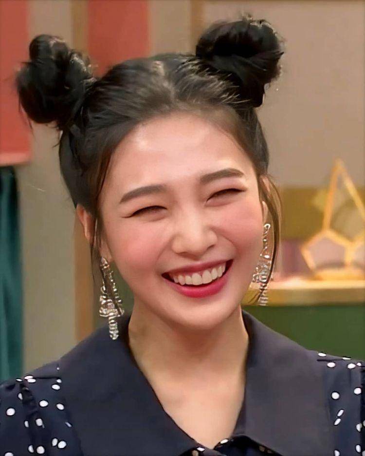 hair styling member Red Velvet (twitter.com/SMGirls4)