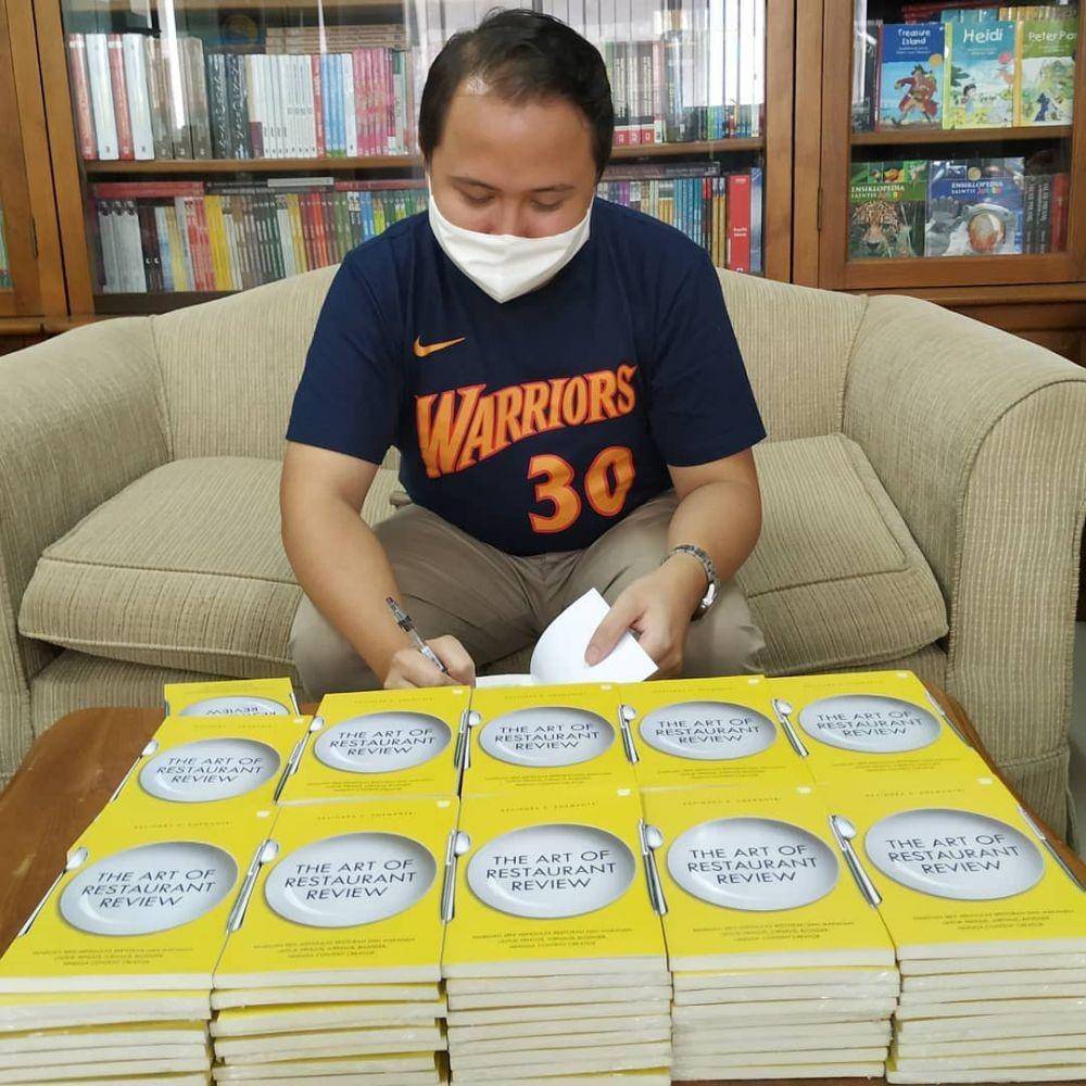 Kevindra Soemantri dan bukunya The Art of Restaurant Review (instagram.com/kevindrasoemantri)