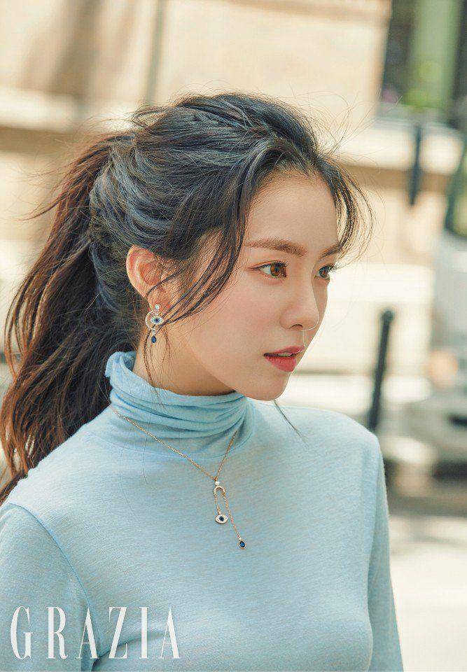 hair styling member Red Velvet (twitter.com/SMGirls4)