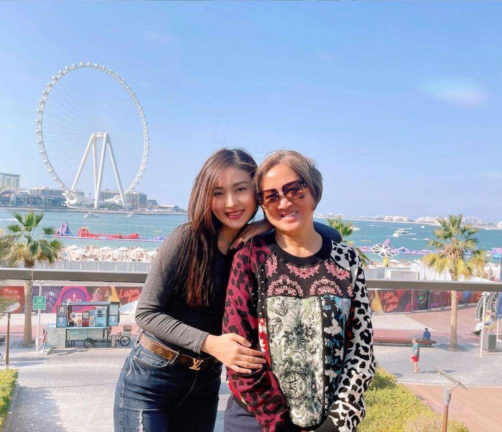 potret Natasha Wilona dan mamanya (instagram.com/natashawilona12)
