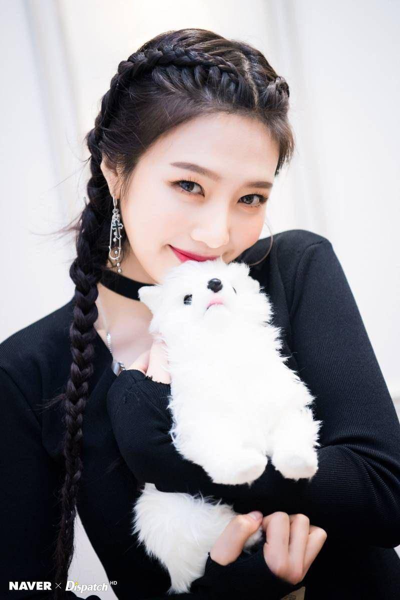 hair styling member Red Velvet (twitter.com/SMGirls4)
