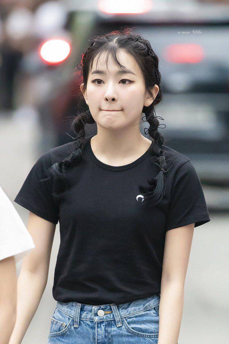 hair styling member Red Velvet (twitter.com/SMGirls4)