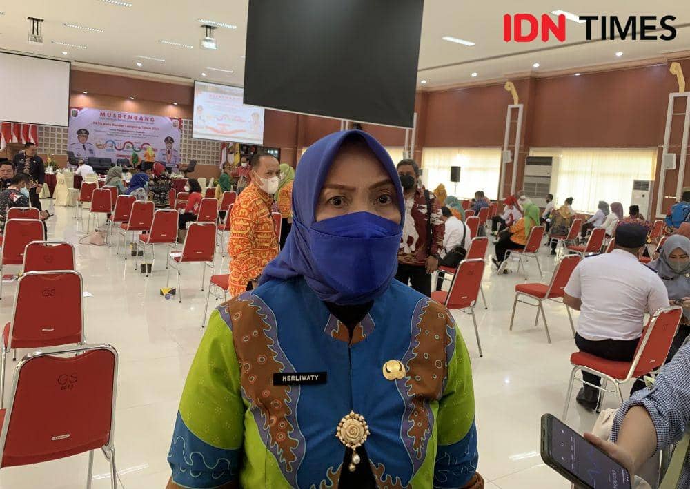 Kepala Badan Kepegawaian Kota Bandar Lampung, Herliwaty. (IDN Times/Rohmah Mustaurida).
