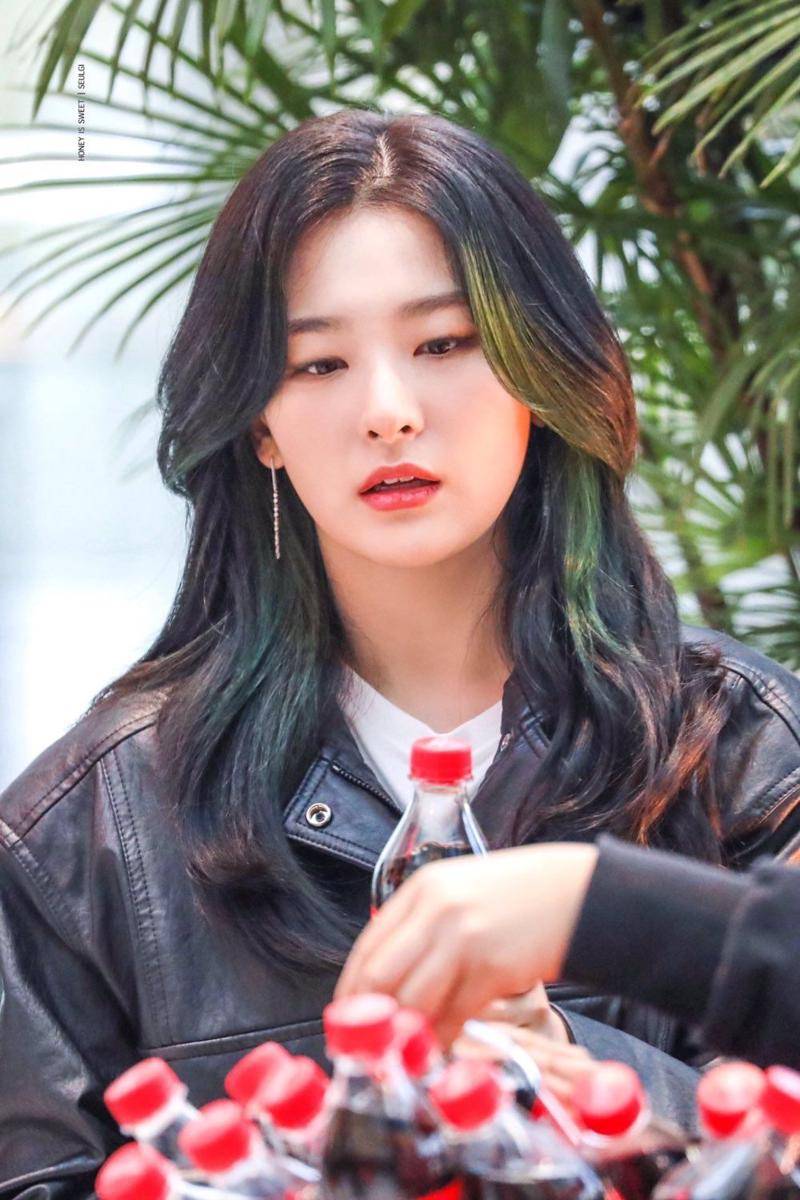 hair styling member Red Velvet (twitter.com/SMGirls4)