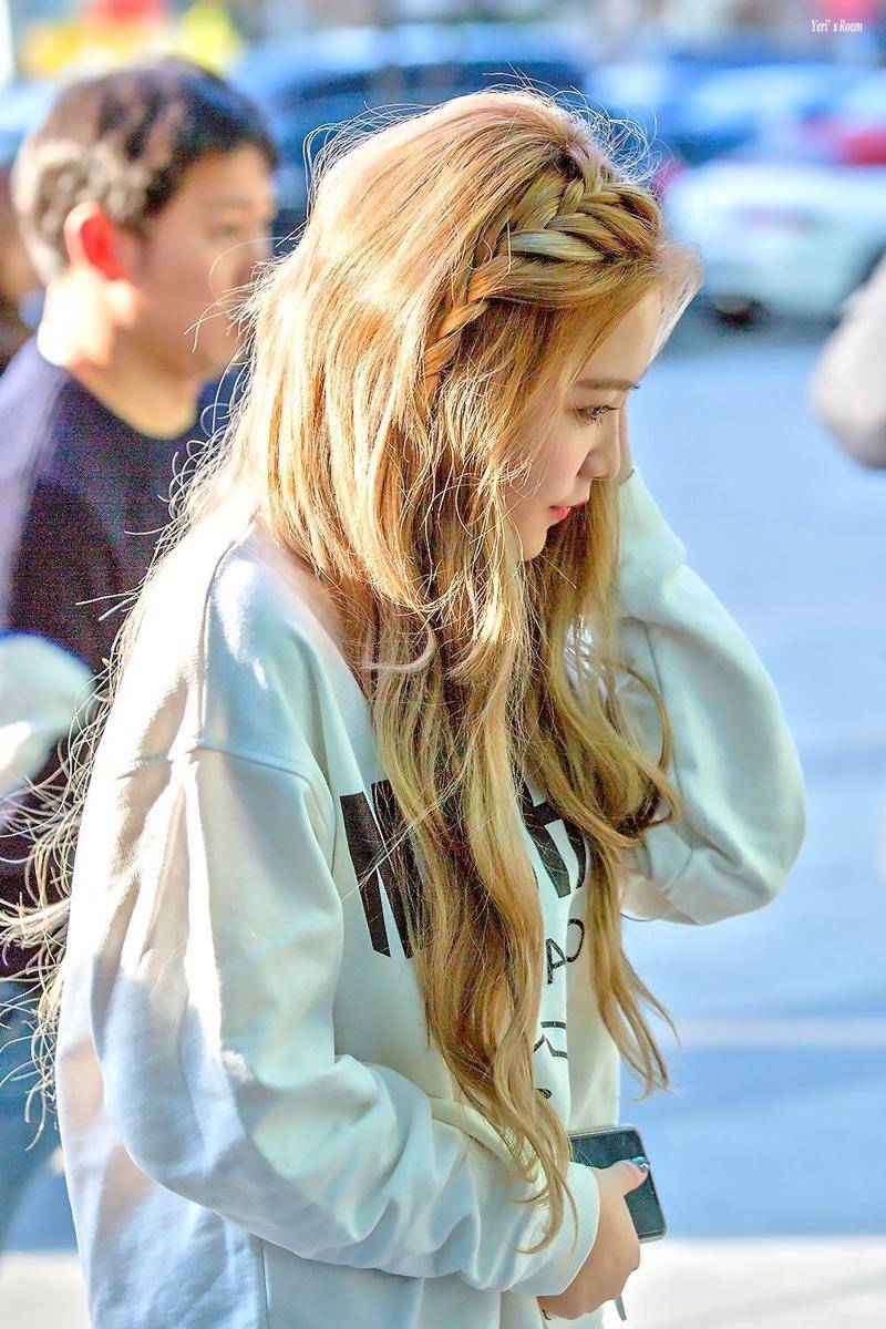 hair styling member Red Velvet (twitter.com/SMGirls4)