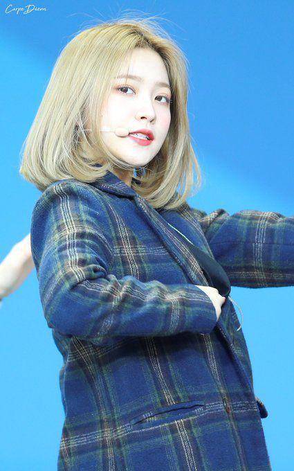 hair styling member Red Velvet (twitter.com/SMGirls4)