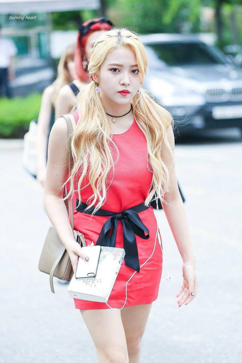 hair styling member Red Velvet (twitter.com/SMGirls4)