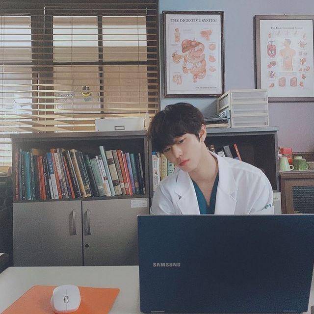 Ahn Hyo Seop di drama Romantic Doctor, Teacher Kim 2 (instagram.com/imhyoseop)