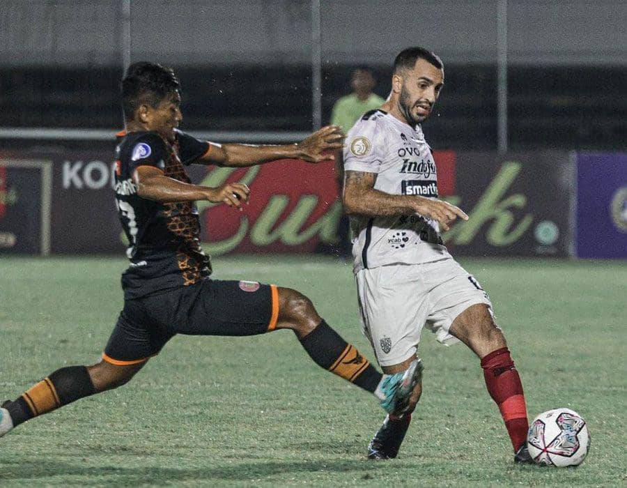 Pemain Bali United Nouri (Kanan), berusaha melewati lawan. (Instagram.com/baliunitedfc)