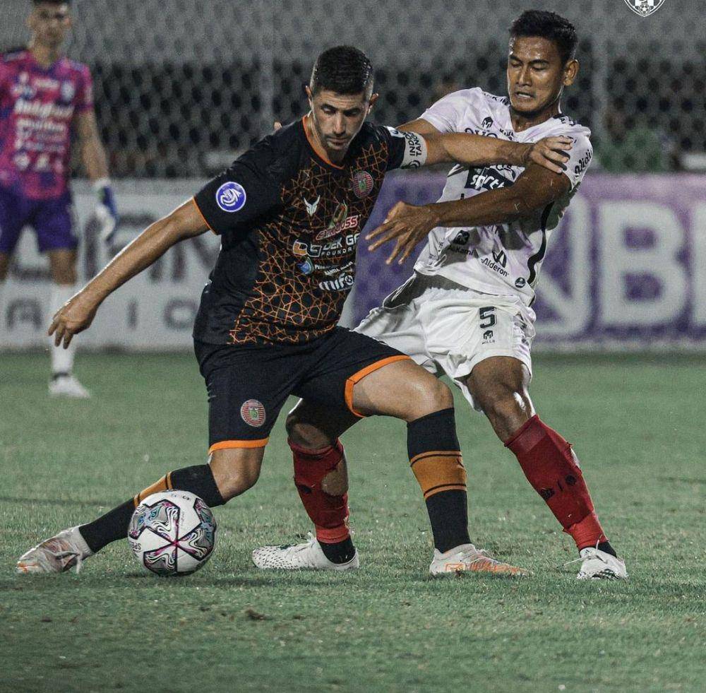 Haudi Abdillah mengadang pemain Persiraja. (Instagram.com/baliunitedfc)