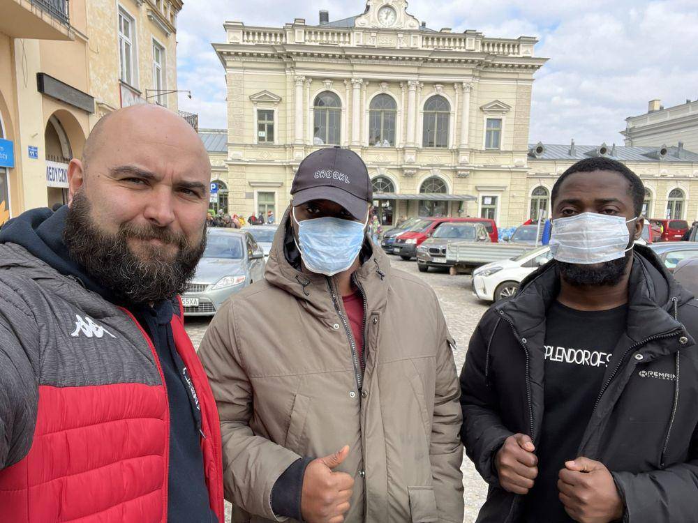 Jurnalis Pablo Gonzalez (kiri) saat berfoto dengan pengungsi asal Bangladesh dan Nigeria dari Ukraina pada Minggu (27/2/2022). (twitter.com/PabVis)