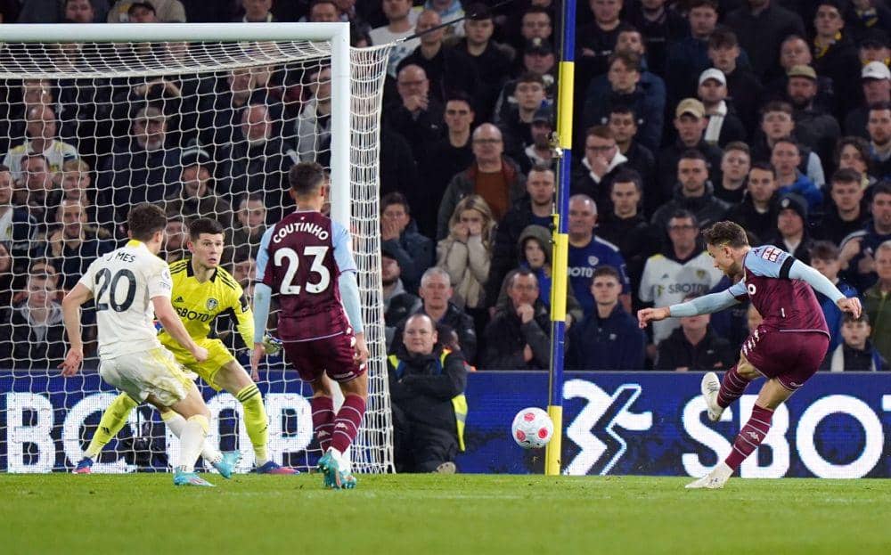 Matty Cash ketika mencetak gol ke gawang Leeds United. (twitter.com/Squawka)