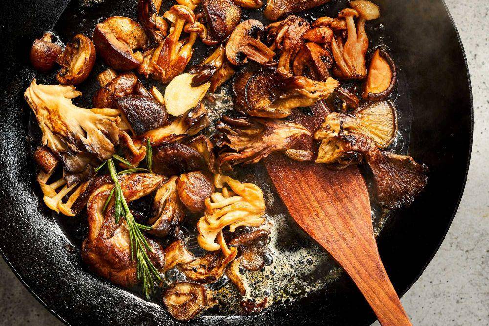 ilustrasi menumis jamur kancing (foodandwine.com)