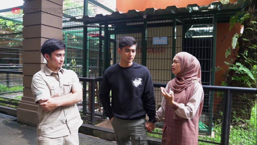 potret Ria Ricis memandikan Selen (youtube.com/Ricis Official)