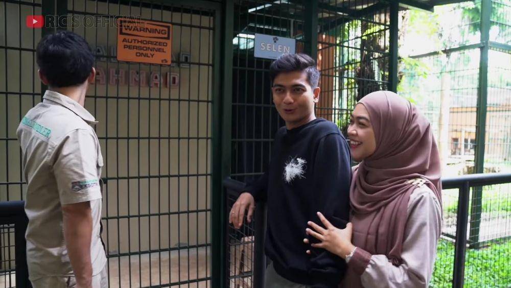 potret Ria Ricis memandikan Selen (youtube.com/Ricis Official)