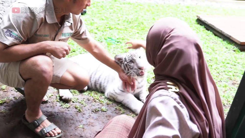 potret Ria Ricis memandikan Selen (youtube.com/Ricis Official)