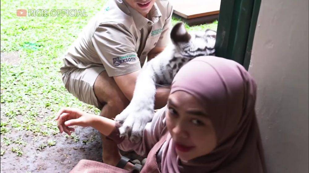 potret Ria Ricis memandikan Selen (youtube.com/Ricis Official)
