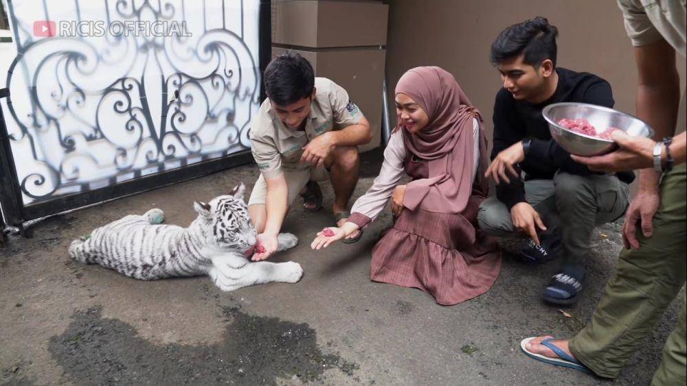 potret Ria Ricis memandikan Selen (youtube.com/Ricis Official)