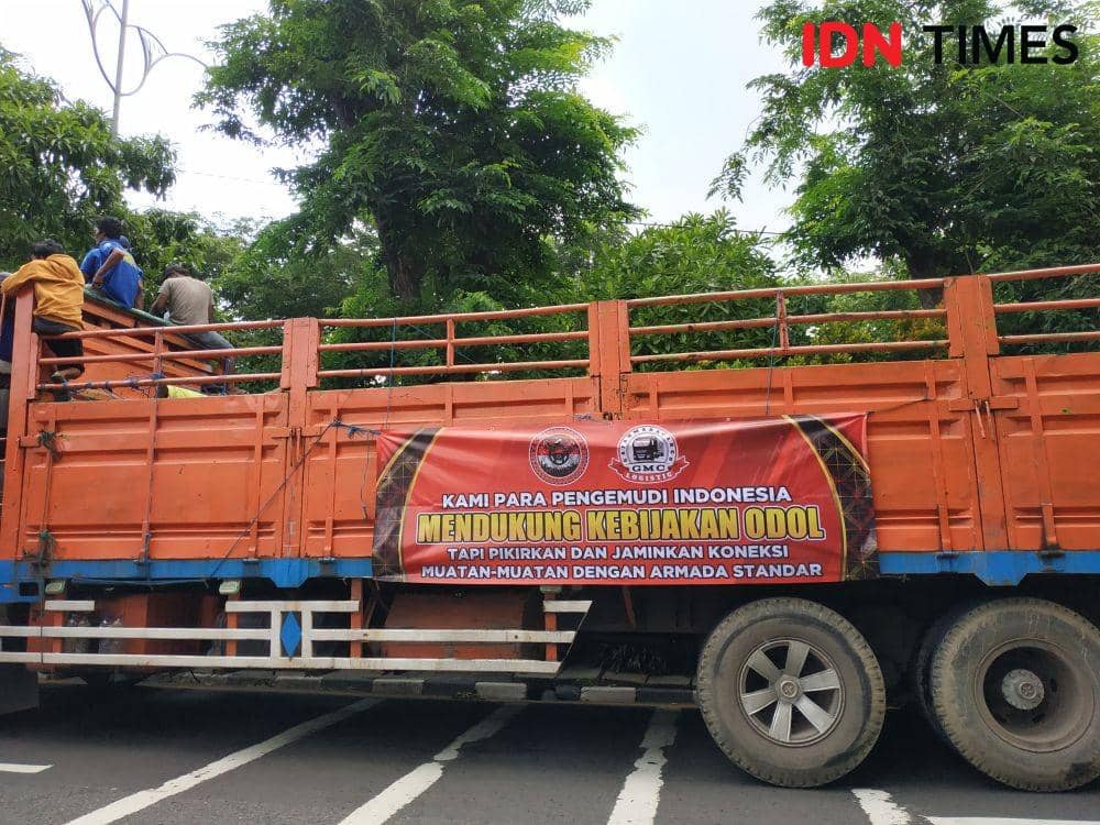 Ratusan Truk Padati Surabaya, Sopir Keberatan Aturan ODOL