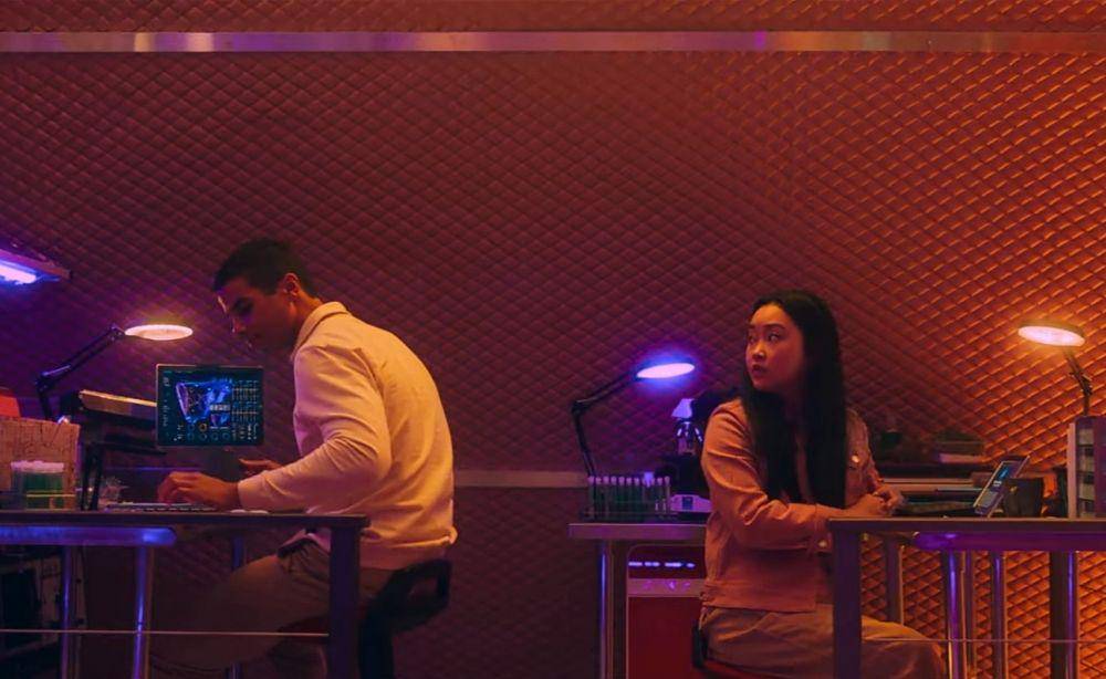 Mason Gooding dan Lana Condor dalam film Moonshot (dok. Warner Bros. Pictures/Moonshot)