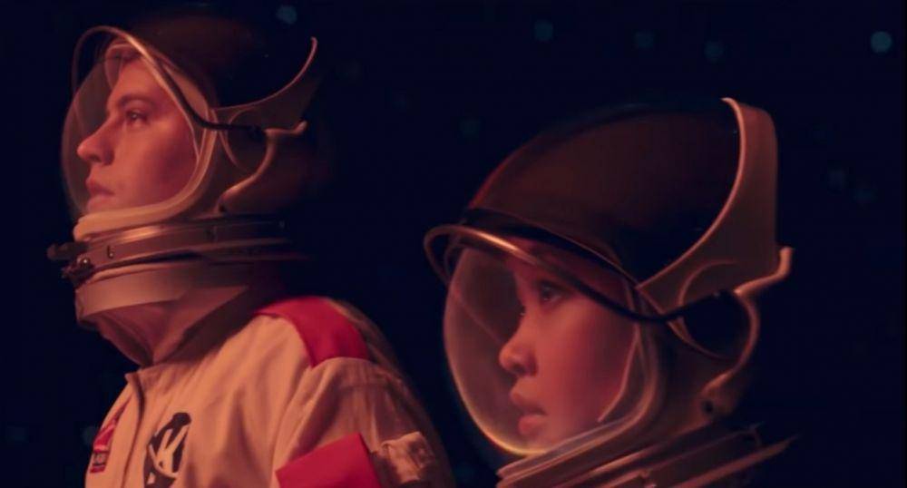 Cole Sprouse dan Lana Condor dalam film Moonshot (dok. Warner Bros. Pictures/Moonshot)