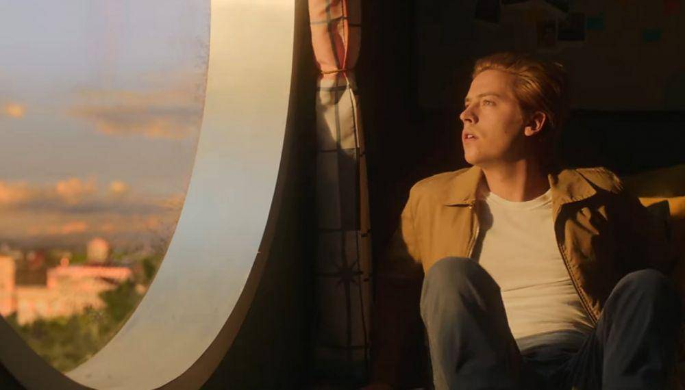Cole Sprouse dalam film Moonshot (dok. Warner Bros. Pictures/Moonshot)