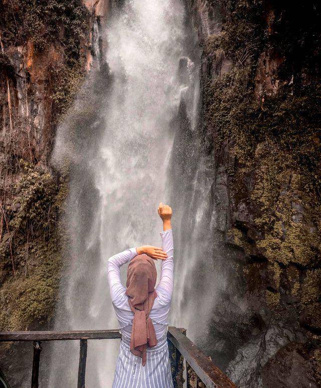 gambar pengunjung menikmati pemandangan di air terjun Sikulikap (instagram.com/triramadanii)
