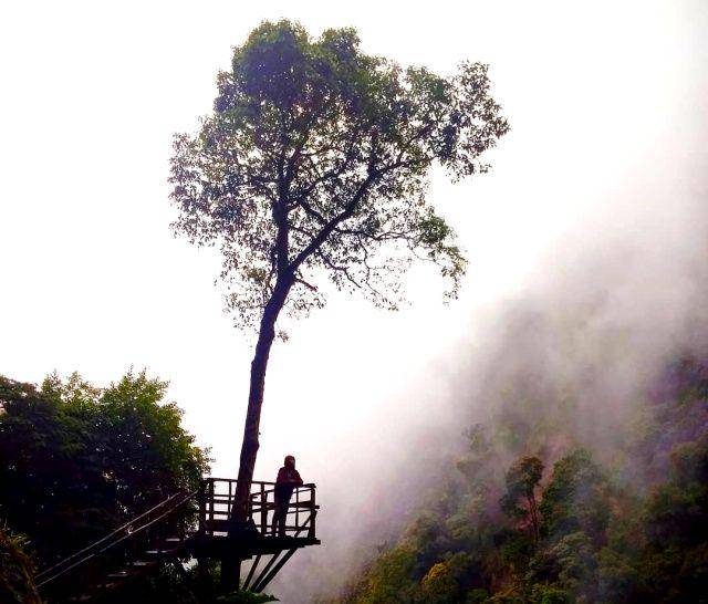gambar pemandangan di air terjun Sikulikap saat kabut (instagram.com/stevenstph)
