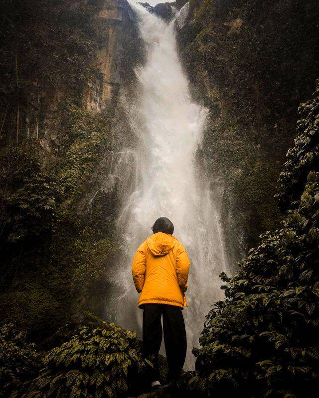 gambar pengunjung di dekati air terjun Sikulikap (instagram.com/adeadmk)