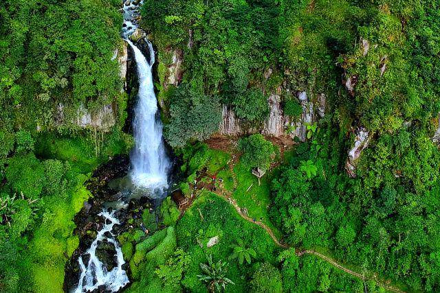 gambar pemandangan di air terjun Sikulikap dari ketinggian (instagram.com/iwanvanwilan)