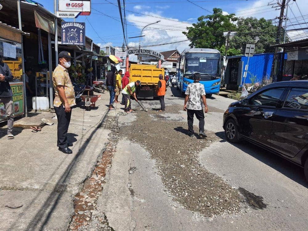 Warga Antang Harap Sabar, Jalan Berlubang cuma Ditambal Dulu