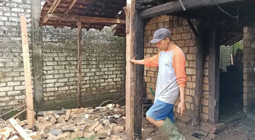 Rumah warga Kecamatan Kerek, Tuban rusak usai diterjang banjir bandang. IDN Times/Imron