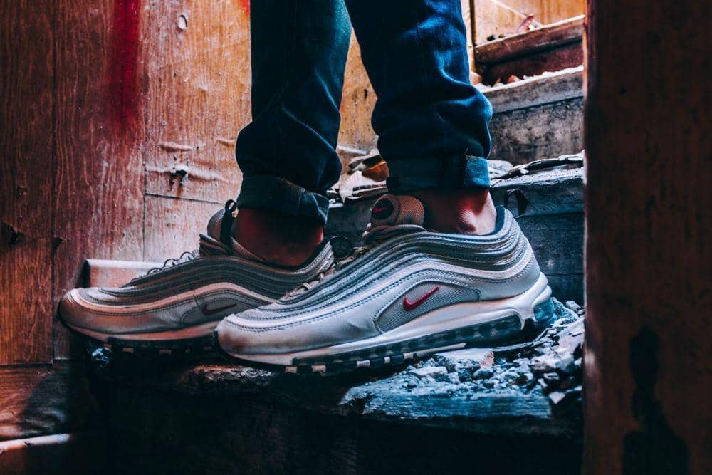 Ilustrasi sepatu bersol tebal (unsplash.com/Mehdi-Thomas BOUTDARINE)