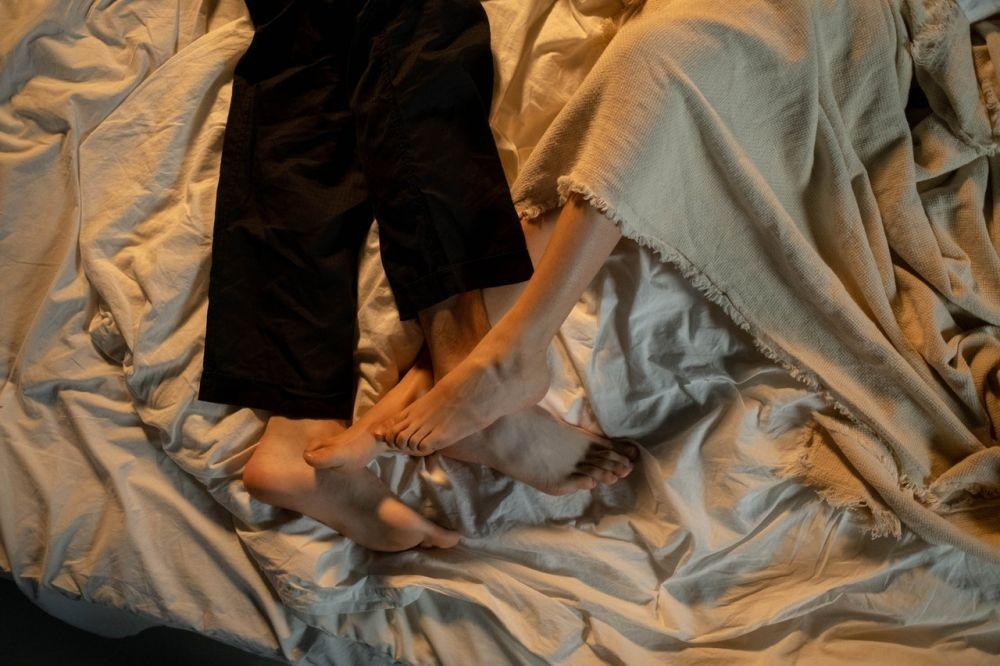 9 Fakta Medis Berhubungan Seks saat Menstruasi, Aman Nggak sih?