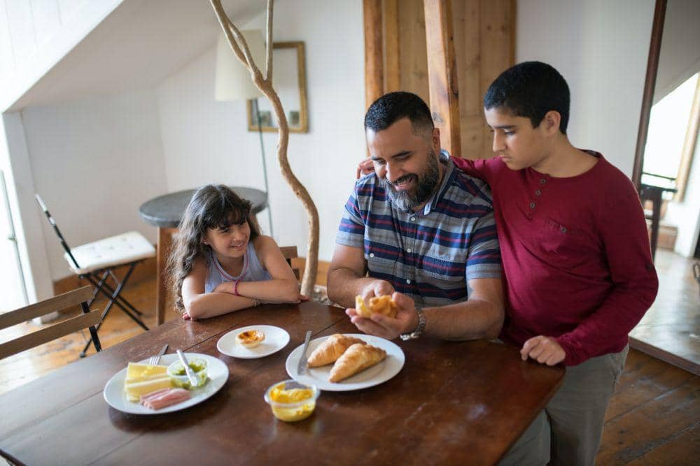 ilustrasi kebersamaan di meja makan (pexels.com/Kampus Production)