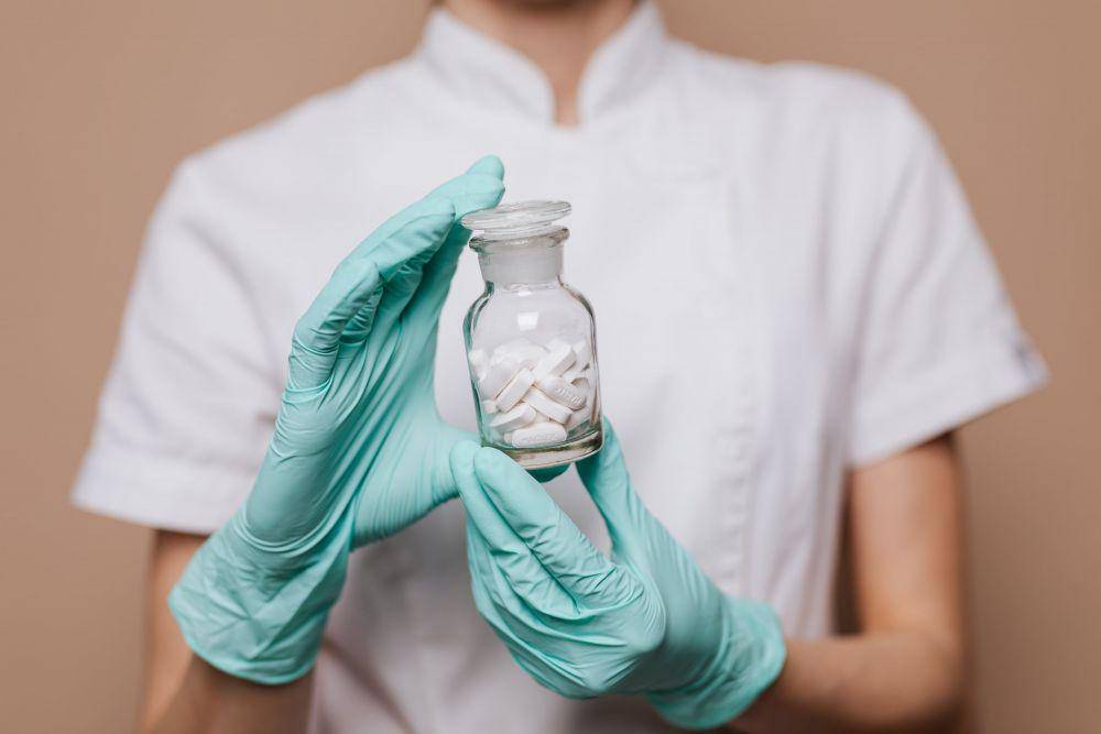 ilustrasi dokter akan memberikan obat (pexels.com/Karolina Grabowska)