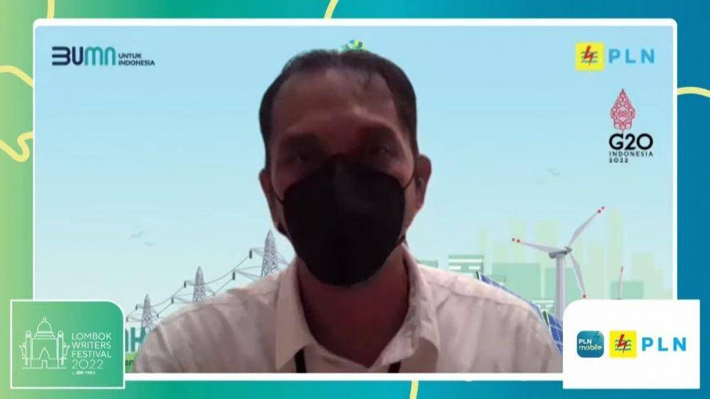 Vice President Komunikasi Korporat PLN, Gregorius Adi Trianto, ketika menjadi speaker pada Lombok Writers Festival 2022 by IDN Times yang bertema ‘Mengangkat Transisi Energi di NTB’ dan disiarkan di Youtube IDN Times, Kamis (10/3). (IDN Times/Marwan Fitranansya)