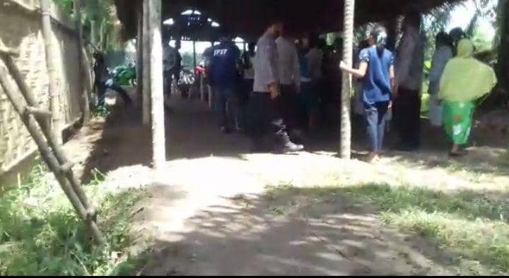 Puluhan emak-emak yang memadati lokalisasi diduga sebagai barak narkoba (Dok.IDN Times/ istimewa)