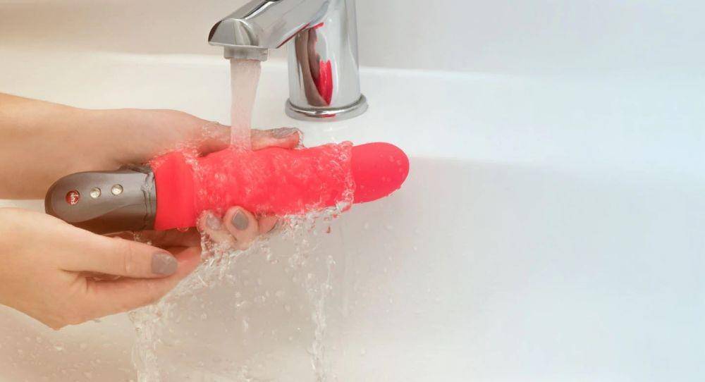 ilustrasi membersihkan sex toys (funfactory.com)