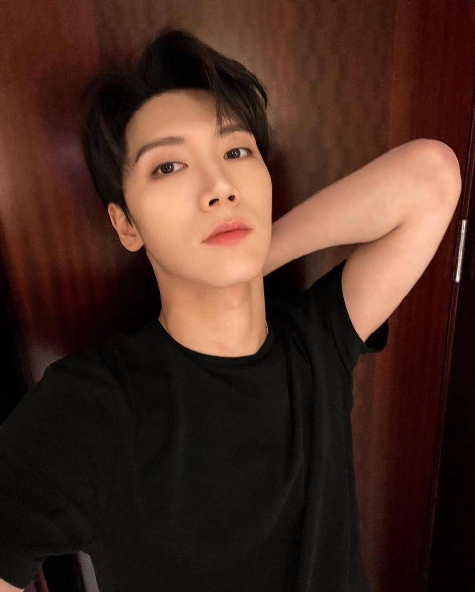 Ten NCT (instagram.com/tenlee_1001)