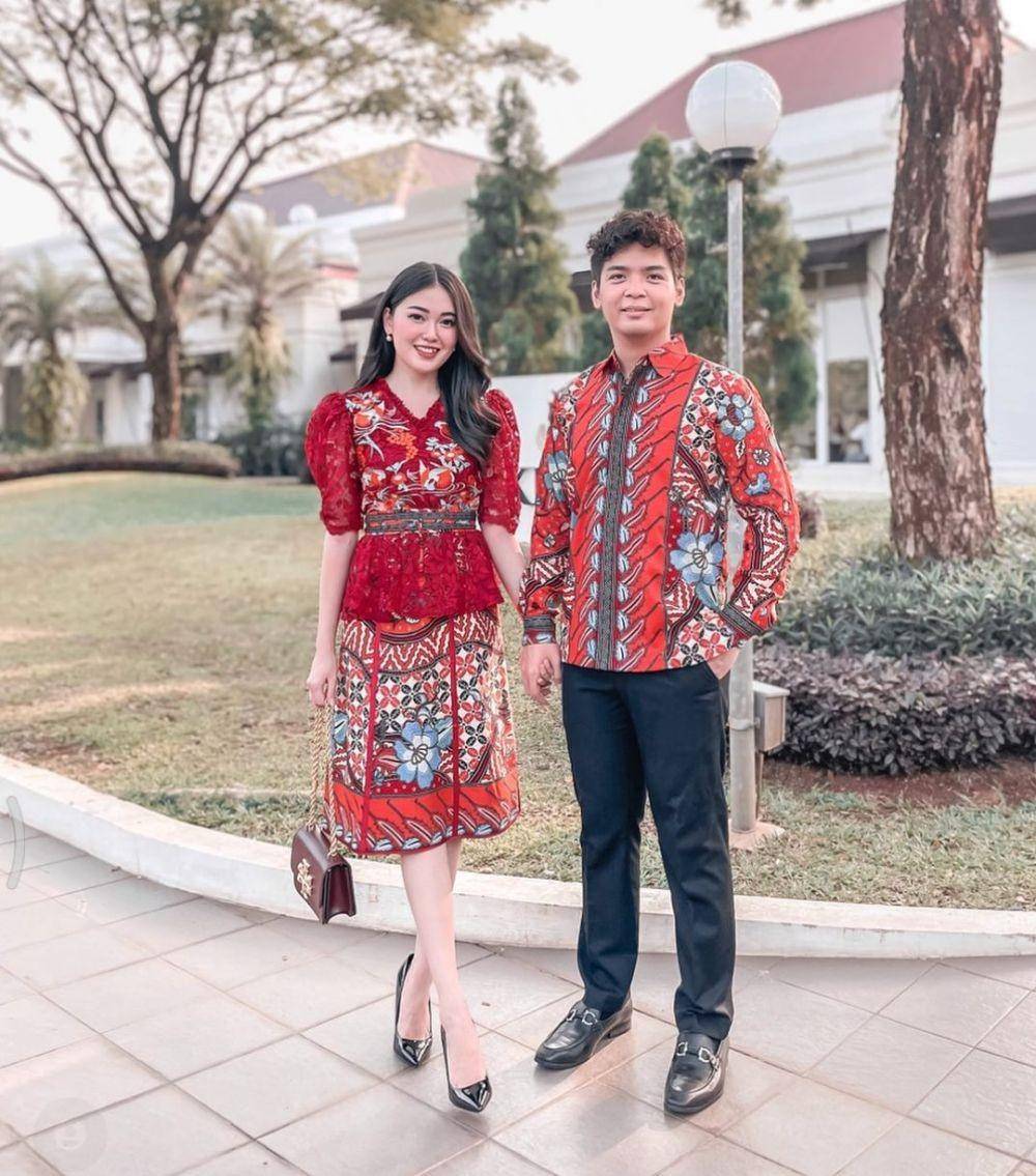 style kondangan couple warna merah (instagram.com/vaniarahardja)