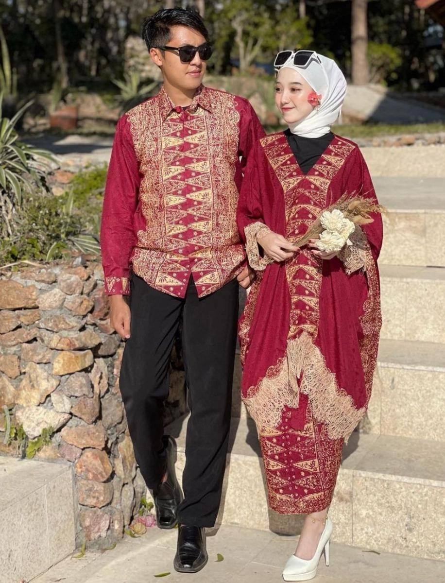 style kondangan couple warna merah (instagram.com/wendaamaliia)
