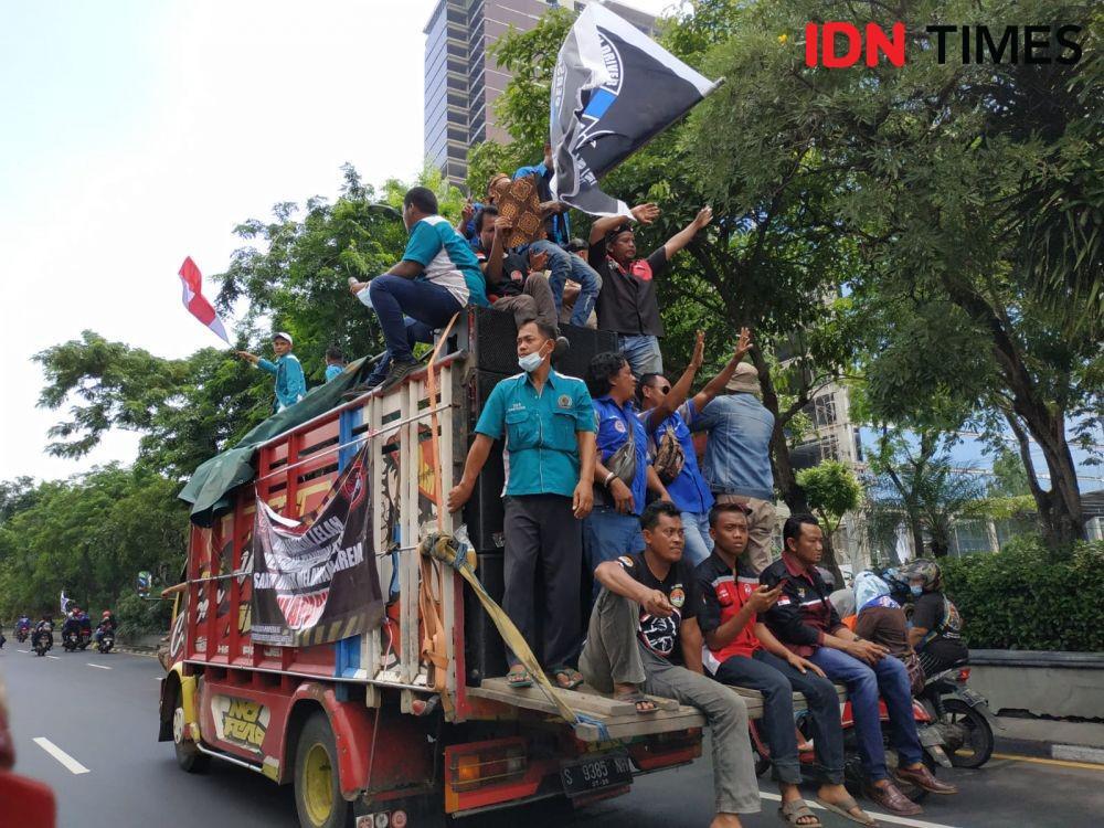 Ratusan truk diparkir di Jalan Ahmad Yani Surabaya saat aksi para sopir truk terkait aturan ODOL, Jumat (11/3/2022). (IDN Times/Khusnul Hasana)