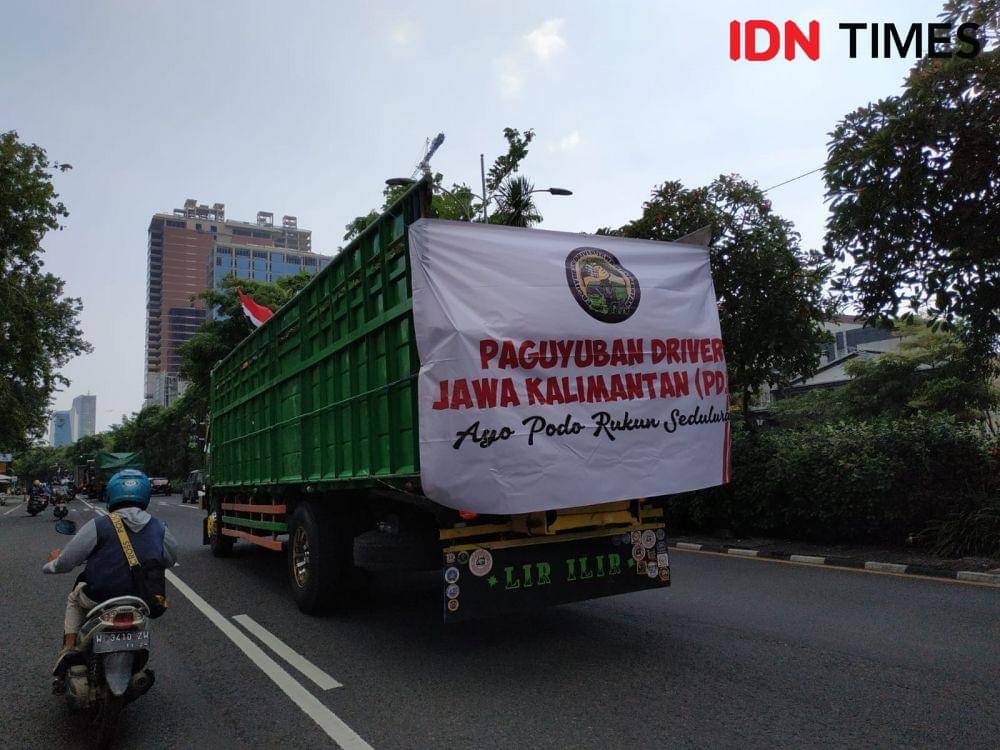Ratusan truk diparkir di Jalan Ahmad Yani Surabaya saat aksi para sopir truk terkait aturan ODOL, Jumat (11/3/2022). (IDN Times/Khusnul Hasana)