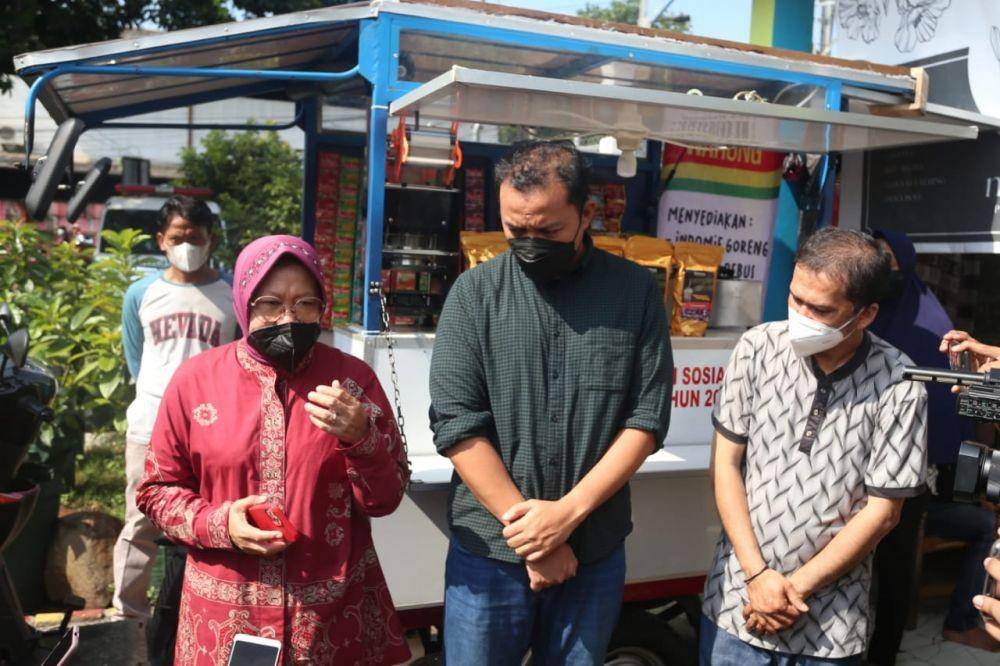 Mensos Risma Bantu Motor Roda 3 untuk Pengemudi Ojol dengan Kaki Teramputasi (dok. Kemensos)