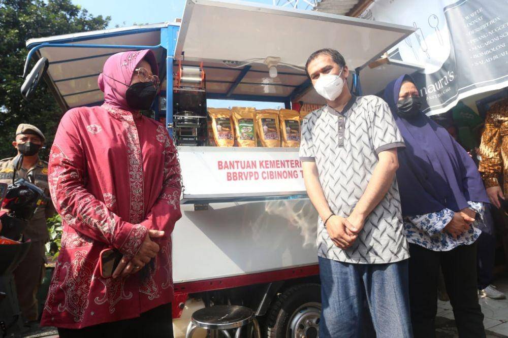 Mensos Risma Bantu Motor Roda 3 untuk Pengemudi Ojol dengan Kaki Teramputasi (dok. Kemensos)