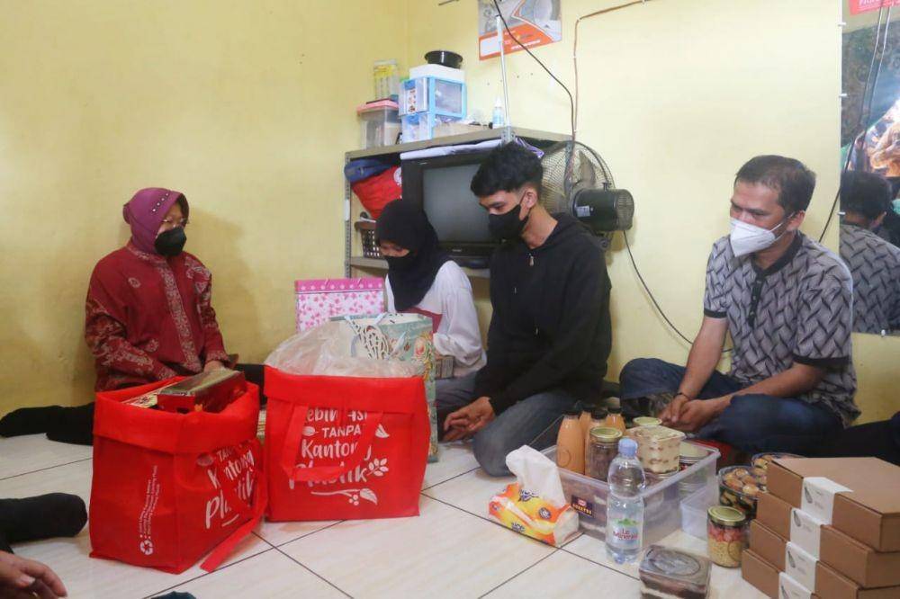 Mensos Risma Bantu Motor Roda 3 untuk Pengemudi Ojol dengan Kaki Teramputasi (dok. Kemensos)