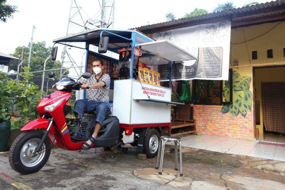 Mensos Risma Bantu Motor Roda 3 untuk Pengemudi Ojol dengan Kaki Teramputasi (dok. Kemensos)